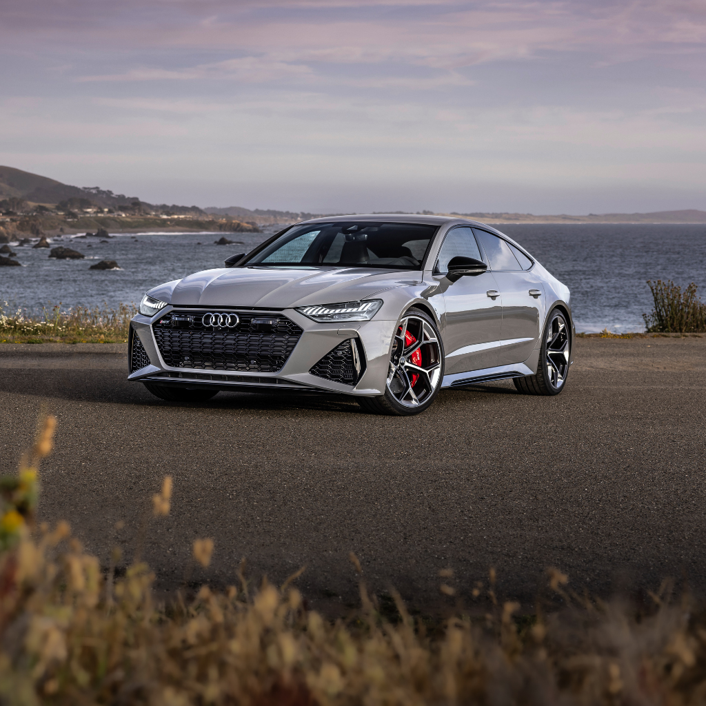 Right profile view of an Audi Q8 e-tron parked.